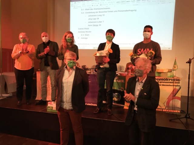 Der alte Vorstand mit der Verabschiedung von Julia und Paul (Reihe hinten, rechts)