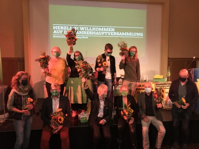 Der neue Vorstand: Elke, Xenia, Aron, Rebeecca (hinten, von links); Elmar, Gisbert, Gabriele und Jörg (vorne sitzend, von links). Außen unsere beiden neuen Rechnunsgprüfer Carola und Andreas