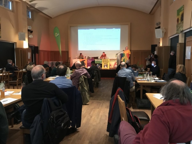 Konzentrierte Arbeitsatmosphäre (in Corona.gerechtem Abstand)